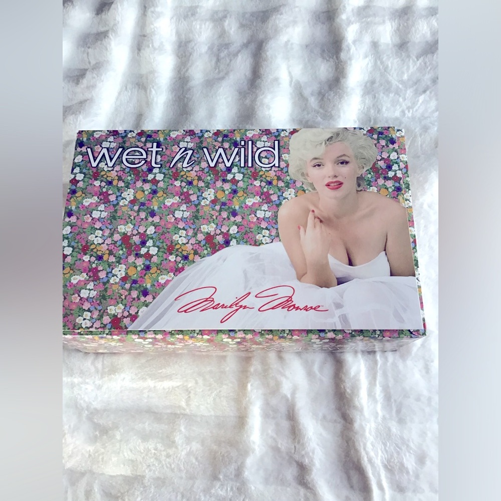 Wet n Wild HOLIDAY Limited Edition
Marilyn Monroe PR BOX SET WITH 22 PRODUCTS - Picture 1 of 2